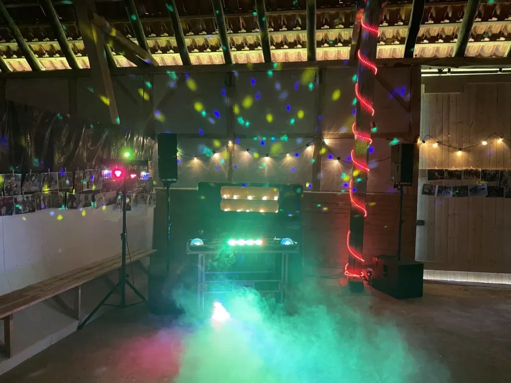 Feier in einer Scheune mit Lichteffekten und Nebel – Eventtechnik von WL-Eventtechnik Ahaus
