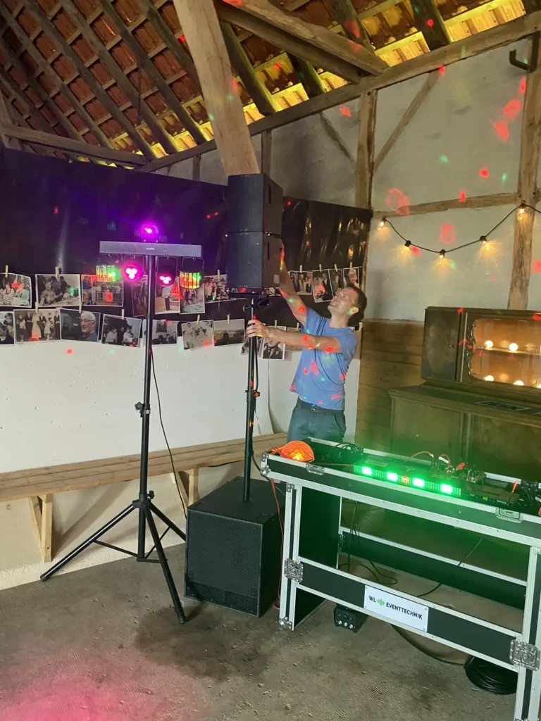 Matthias Lessing von WL-Eventtechnik beim Aufbau der Licht- und Tontechnik